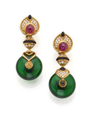 MARINA B | Diamond, cabochon ruby, onyx and green glass paste yellow gold "Pneu" pendant earrings, diamonds in all ct. 1.50 circa, g 42.60 circa, length cm 5.00 circa. Signed and marked Marina B, MB, 2375 AL and inventory number. - Foto 1