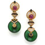 MARINA B | Diamond, cabochon ruby, onyx and green glass paste yellow gold "Pneu" pendant earrings, diamonds in all ct. 1.50 circa, g 42.60 circa, length cm 5.00 circa. Signed and marked Marina B, MB, 2375 AL and inventory number. - Foto 2