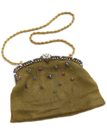 BULGARI | Yellow gold mesh evening bag accented with diamonds and cabochon rubies, sapphires and emeralds, white gold details, satin interior, gross g 379.19 circa, length cm 20.0, width cm 14.0 circa. Signed Bvlgari. In Bvlgari pouch - Foto 1