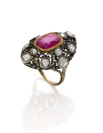 Cushion cut ct. 4.37 circa ruby and rose cut diamond yellow chiseled gold and silver openwork ring, g 7.43 circa. | | Appended gemmological report CISGEM n. 25677 29/08/2023, Milano - Foto 1