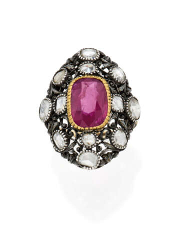 Cushion cut ct. 4.37 circa ruby and rose cut diamond yellow chiseled gold and silver openwork ring, g 7.43 circa. | | Appended gemmological report CISGEM n. 25677 29/08/2023, Milano - photo 3