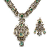 Rose cut diamond, rectangular emerald and partly gilded metal jewellery set comprising cm 27.00 circa choker with black velvet ribbons and cm 4.00 circa pendant earrings, in all gross g 76.32 circa. In original case - Foto 4