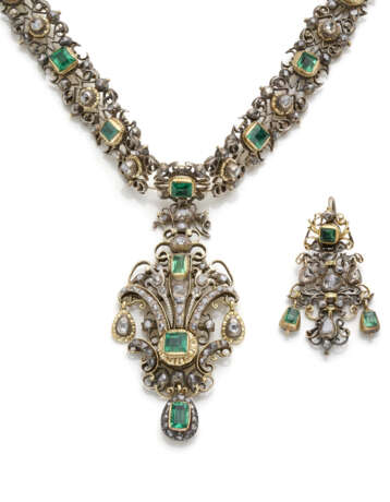 Rose cut diamond, rectangular emerald and partly gilded metal jewellery set comprising cm 27.00 circa choker with black velvet ribbons and cm 4.00 circa pendant earrings, in all gross g 76.32 circa. In original case - photo 4