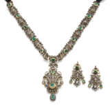Rose cut diamond, rectangular emerald and partly gilded metal jewellery set comprising cm 27.00 circa choker with black velvet ribbons and cm 4.00 circa pendant earrings, in all gross g 76.32 circa. In original case - Foto 5