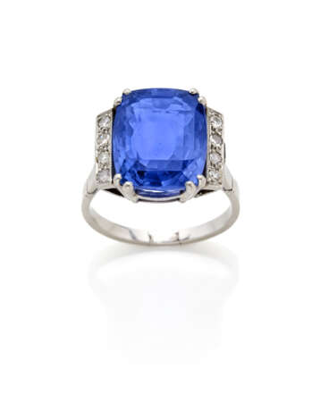Cushion ct. 10.90 circa sapphire and diamond white gold ring, g 9.46 circa size 16/56. | | Appended gemmological report CISGEM n. 26913 13/02/2024, Milano - photo 1