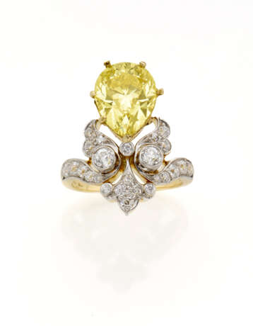 Pear shaped ct. 3.75 fancy vivid yellow diamond white gold ring accented with old mine diamonds, g 6.77 circa size 12/52. | | Appended diamond report GIA n. 2231235000 29/03/2024, New York - фото 1