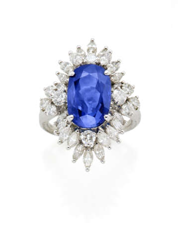 Oval ct. 11.50 circa sapphire, round and marquise diamond platinum ring, diamonds in all ct. 2.20 circa, g 13.78 circa size 17/57. | | Appended gemmological report CISGEM n. 27267 19/03/2024, Milano - photo 1