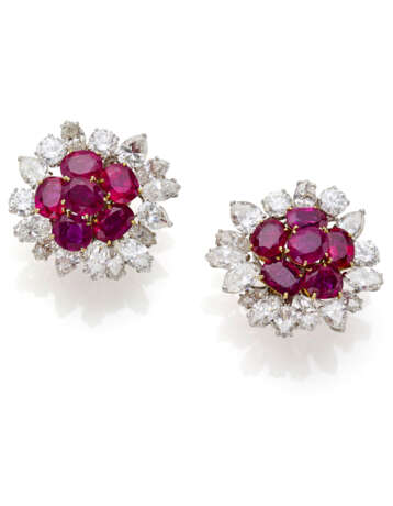 BULGARI | Ruby, diamond, yellow gold and platinum earrings, rubies in all ct. 10.50 circa, diamonds in all ct. 9.30 circa, g 22.15 circa, length cm 3.6 circa. Signed Bvlgari and French assay marks. In Bvlgari pouch | | Appended gemmological report S - Foto 1
