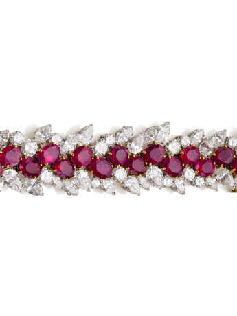 BULGARI | Ruby, diamond, yellow gold and platinum bracelet, rubies in all ct. 45.00 circa, diamonds in all ct. 33.30 circa, g 69.22 circa, length cm 18.0 circa. Signed Bvlgari. In Bvlgari pouch | | Appended gemmological report SSEF n. 137096 21/03/2 - фото 1