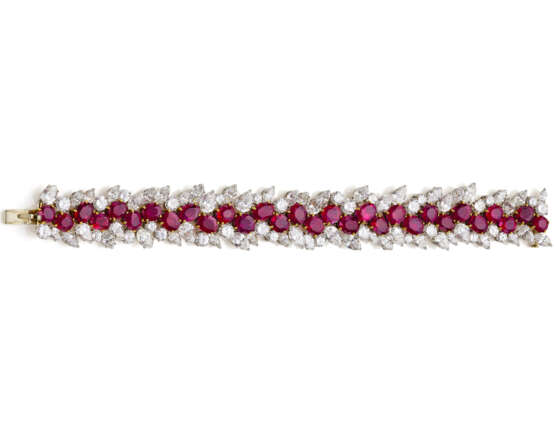 BULGARI | Ruby, diamond, yellow gold and platinum bracelet, rubies in all ct. 45.00 circa, diamonds in all ct. 33.30 circa, g 69.22 circa, length cm 18.0 circa. Signed Bvlgari. In Bvlgari pouch | | Appended gemmological report SSEF n. 137096 21/03/2 - Foto 3