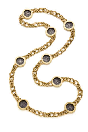 BULGARI | Yellow gold chain necklace accented with eight silver 1309 - 1343 "Carlini" of Roberto d'Angiò, g 355.60 circa, length cm 101 circa. Signed Bvlgari and with logo. - photo 3