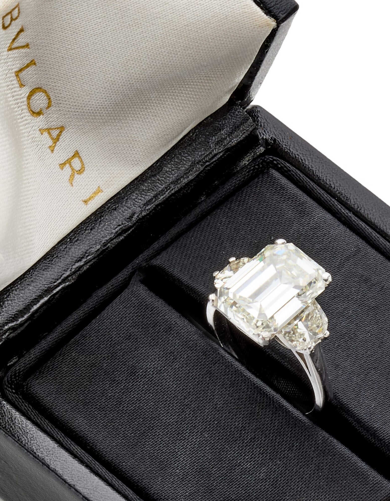 BULGARI | Octagonal ct. 7.90 diamond and platinum gold ring accented with two lateral crescent moon shaped diamonds, diamonds in all ct. 9.50 circa, g 8.87 circa. Signed and marked Bulgari, 1092 RM. In original case | | Appended diamond report GIA n