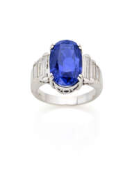 Oval ct. 12.00 sapphire and baguette diamond white gold ring, diamonds in all ct. 1.60 circa, g 10.72 circa size 15/55. | | Appended jewel report CISGEM n. 26792 29/01/2024, Milano