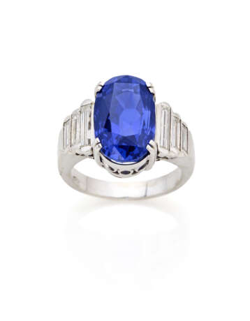 Oval ct. 12.00 sapphire and baguette diamond white gold ring, diamonds in all ct. 1.60 circa, g 10.72 circa size 15/55. | | Appended jewel report CISGEM n. 26792 29/01/2024, Milano - photo 1