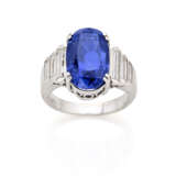 Oval ct. 12.00 sapphire and baguette diamond white gold ring, diamonds in all ct. 1.60 circa, g 10.72 circa size 15/55. | | Appended jewel report CISGEM n. 26792 29/01/2024, Milano - Foto 1