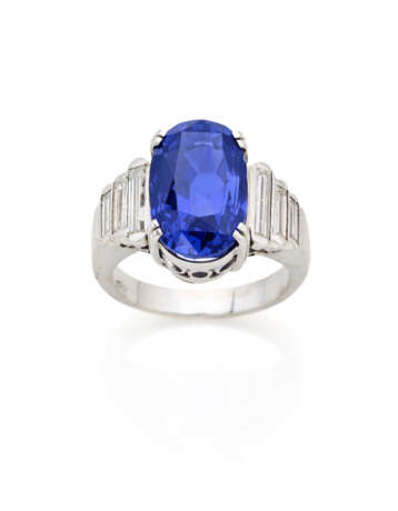 Oval ct. 12.00 sapphire and baguette diamond white gold ring, diamonds in all ct. 1.60 circa, g 10.72 circa size 15/55. | | Appended jewel report CISGEM n. 26792 29/01/2024, Milano - Foto 2