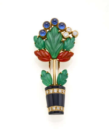 CARTIER | "Giardinetto" yellow gold brooch with sculpted green chalcedony and carnelian leaves, onyx vase and cabochon sapphire and diamond flowers, g 8.96 circa, length cm 4.40 circa. Signed Cartier, French assay and goldsmith marks, Italian hallma - photo 1