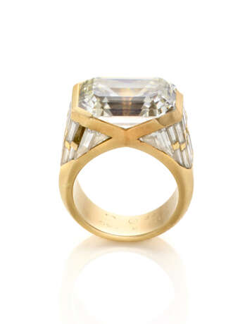 MARINA B | Octagonal ct. 14.67 diamond yellow gold ring accented with tapered and baguette diamonds, in all ct. 17.60 circa, g 17.73 circa size 13/53. Signed Marina B, inventory number, French goldsmith and assay marks. | | Appended diamond report - photo 3