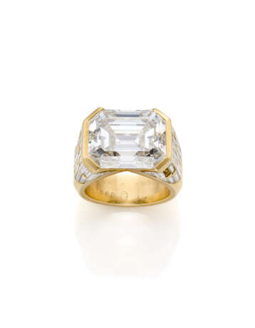 MARINA B | Octagonal ct. 14.67 diamond yellow gold ring accented with tapered and baguette diamonds, in all ct. 17.60 circa, g 17.73 circa size 13/53. Signed Marina B, inventory number, French goldsmith and assay marks. | | Appended diamond report - photo 4