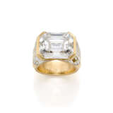 MARINA B | Octagonal ct. 14.67 diamond yellow gold ring accented with tapered and baguette diamonds, in all ct. 17.60 circa, g 17.73 circa size 13/53. Signed Marina B, inventory number, French goldsmith and assay marks. | | Appended diamond report - photo 4