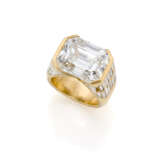 MARINA B | Octagonal ct. 14.67 diamond yellow gold ring accented with tapered and baguette diamonds, in all ct. 17.60 circa, g 17.73 circa size 13/53. Signed Marina B, inventory number, French goldsmith and assay marks. | | Appended diamond report - photo 5