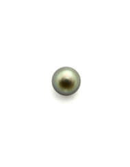 Button shaped ct. 4.17 natural saltwater pearl, mm 9.36 x 6.65 circa, not drilled, g 0.83 circa. | | Appended gemmological report GIA n. 2221649554 5/10/2022, New York