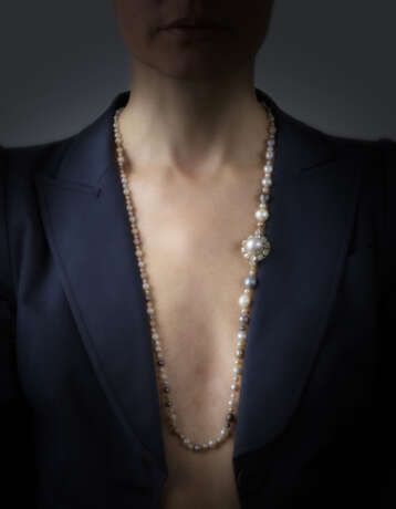 Natural pearl necklace with old mine diamond, mm 14.35 circa pearl and bi-coloured gold clasp, diamonds in all ct. 4.20 circa, g 54.41 circa, length cm 86.5 circa. (slight defects) | | Appended jewel report CISGEM n. 27597 24/04/2024, Milano - photo 5