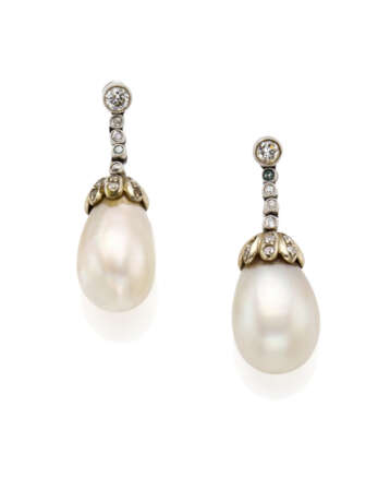 Natural saltwater pearl, diamond and white gold pendant earrings, mm 9.73-11.04 x 15.00 and mm 9.95-10.16 x 14.45 circa pearls, g 8.72 circa, length cm 3.10 circa. Cased by Cusi | | Appended gemmological report CISGEM n. 26629 18/12/2023, Milano - photo 1