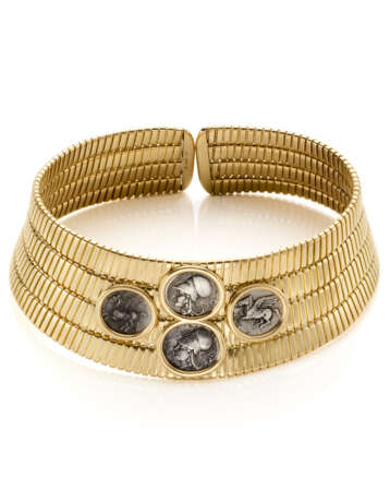 BULGARI | Yellow gold tubogas choker accented with four silver Staters of Corinth coins, g 334.78 circa, diam. cm 11.50 circa. Signed Bvlgari and with logo. - фото 1