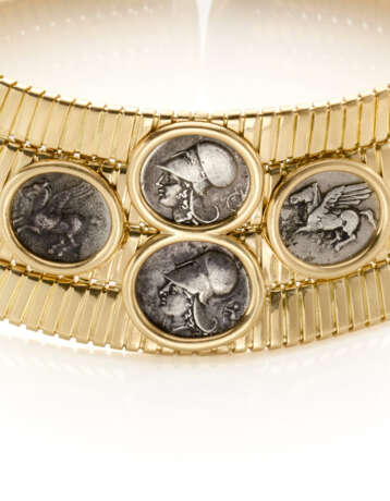 BULGARI | Yellow gold tubogas choker accented with four silver Staters of Corinth coins, g 334.78 circa, diam. cm 11.50 circa. Signed Bvlgari and with logo. - фото 3