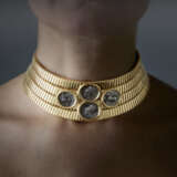 BULGARI | Yellow gold tubogas choker accented with four silver Staters of Corinth coins, g 334.78 circa, diam. cm 11.50 circa. Signed Bvlgari and with logo. - фото 4