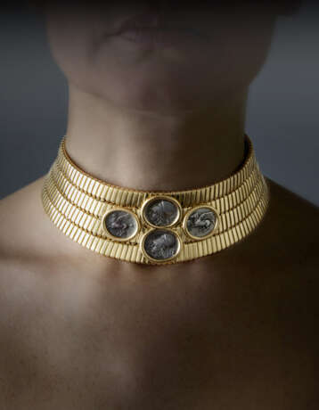 BULGARI | Yellow gold tubogas choker accented with four silver Staters of Corinth coins, g 334.78 circa, diam. cm 11.50 circa. Signed Bvlgari and with logo. - Foto 4