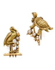 Diamond and chiseled yellow gold lot comprising cm 2.70 circa turtle shaped brooch together with cm 2.30 circa stork shaped brooch, diamond in all ct. 0.20 circa, in all g 11.87 circa.