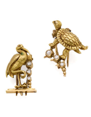 Diamond and chiseled yellow gold lot comprising cm 2.70 circa turtle shaped brooch together with cm 2.30 circa stork shaped brooch, diamond in all ct. 0.20 circa, in all g 11.87 circa. - photo 1