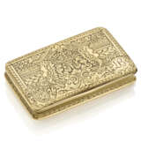 Yellow chiseled gold snuff box, g 100.75 circa, length cm 8.1, width cm 4.9, h cm 1.3 circa. - фото 2