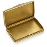 Yellow chiseled gold snuff box, g 100.75 circa, length cm 8.1, width cm 4.9, h cm 1.3 circa. - фото 3