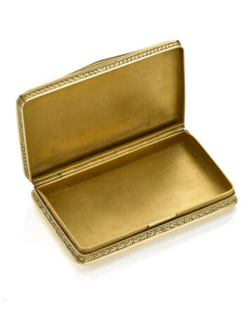 Yellow chiseled gold snuff box, g 100.75 circa, length cm 8.1, width cm 4.9, h cm 1.3 circa. - Foto 3