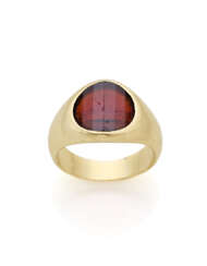 POMELLATO | Garnet and yellow gold ring, g 11.34 circa size 18/58. Marked 469 MI.