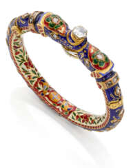 Rose cut diamond, hexagonal glass paste and yellow gold indian style bangle bracelet, gross g 80.53 circa, diam. cm 5.60 circa. (restorations)