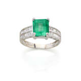 Octagonal ct. 2.20 circa emerald, round and carré diamond white gold ring, diamonds in all ct. 0.80 circa, g 5.22 circa size 11/51. - Foto 1