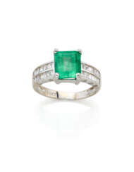 Octagonal ct. 2.20 circa emerald, round and carré diamond white gold ring, diamonds in all ct. 0.80 circa, g 5.22 circa size 11/51.