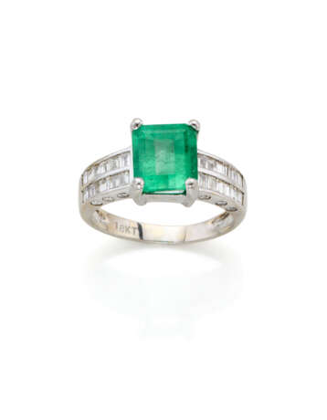 Octagonal ct. 2.20 circa emerald, round and carré diamond white gold ring, diamonds in all ct. 0.80 circa, g 5.22 circa size 11/51. - Foto 1