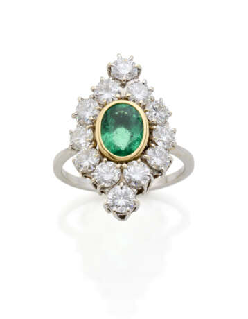 Oval ct. 1.80 circa emerald and diamond bi-coloured gold ring, diamonds in all ct. 4.10 circa, g 8.07 circa size 25/65. - фото 1