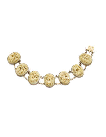 Oriental miniature carved bone and gilded metal bracelet, g 17.40 circa, length cm 17.0 circa. In original case (defects and losses) - Foto 4