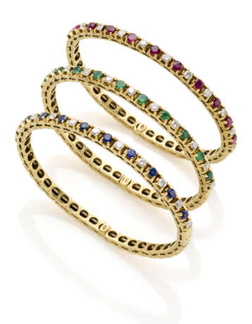 Three diamond, emerald, ruby, sapphire and yellow gold bangle bracelets, diamonds in all ct. 2.00 circa, in all g 57.82 circa, diam. cm 4.5 circa. - Foto 1