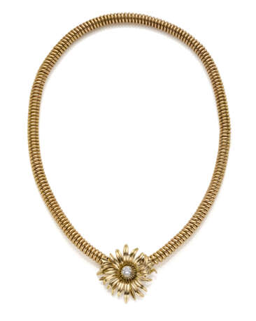 Yellow gold tubogas necklace accented with cm 3.40 circa floral centerpiece with round ct. 0.45 circa diamond, g 59.78 circa, length cm 42.5 circa. (slight defects and modifications) - photo 3