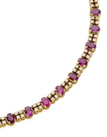 Diamond and ruby yellow gold necklace, diamonds in all ct. 3.30 circa, rubies in all ct. 18.00 circa, g 48.25 circa, length cm 41.50 circa. - фото 3