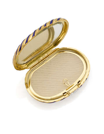 Blue enamel and yellow gold fluted compact with a diamond and white gold clasp and inside mirror, diamonds in all ct. 0.20 circa, gross g 166.33 circa, length cm 8.2, width cm 5.9 circa. Marked 678 AL. (defects) - фото 4