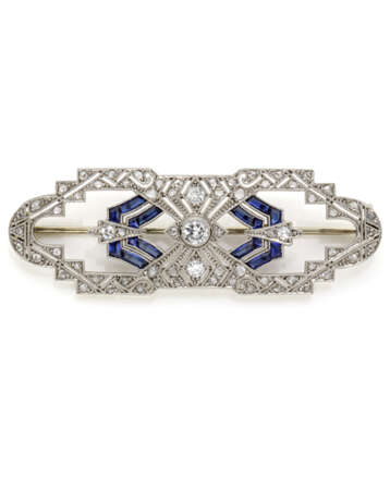 Old mine and rose cut diamond, calibré sapphire, gold and platinum brooch, diamonds in all ct. 0.30 circa, g 7.16 circa, length cm 5.20 circa. - photo 1