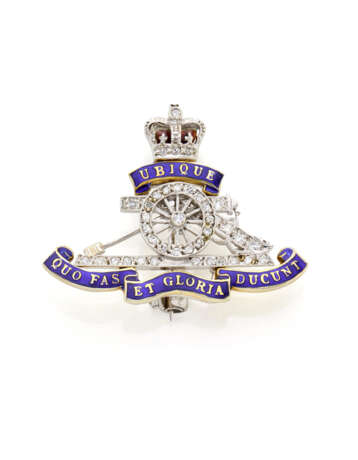 Diamond, enamel and bi-coloured 9K gold Royal Artillery Regiment brooch, g 4.82 circa, length cm 3.00 circa. British hallmarks. - Foto 1